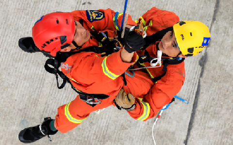 湖南消防举行山岳高空绳索救援技术交流赛