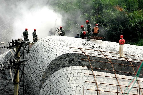 直击凤凰堤溪大桥坍塌搜救5昼夜